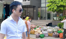 Cường Đô La được khen có tâm khi mang từng xe rau củ tiếp tế cho công nhân Bình Dương