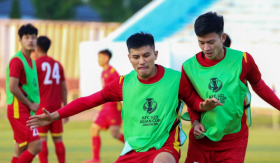 CĐV đội mưa cổ vũ và dõi theo U23 Việt Nam trong trận đấu lịch sử ngày 2/6