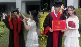 Khoảnh khắc nữ sinh khoác áo cử nhân cho cha trong ngày tốt nghiệp gây xúc động mạnh: 'Cha mẹ đã hi sinh rất nhiều'