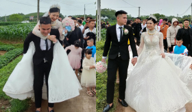 Hai nhà cách nhau 300 mét, chú rể quyết định cõng luôn cô dâu về dinh khỏi cần thuê xe hoa