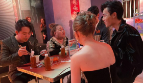 Trấn Thành bao nguyên gánh bánh canh 300k hot nhất Sài Gòn đãi cả showbiz, đem lên phim điện ảnh