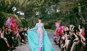 Hương Giang diện áo dài, làm vedete tại show thời trang ở Đà Lạt