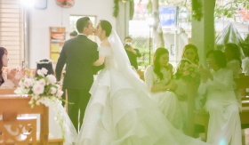 Khánh Thi - Phan Hiển hôn môi tại lễ cưới ở nhà thờ