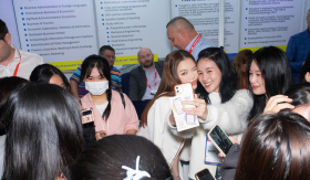 Lý Nhã Kỳ đứng hình khi fan hỏi 'Bao giờ lấy chồng