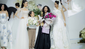 Á hậu Thủy Tiên mở màn, Hoa hậu Hương Giang làm vedette trong show diễn 'Elegance Beyond Time'