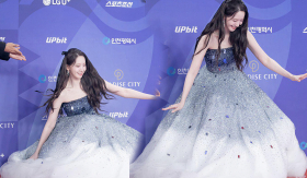Siêu thảm đỏ Rồng Xanh 2025: Yoona chiếm spotlight với cú ngã được truyền thông ca tụng 'tuyệt đối điện ảnh'