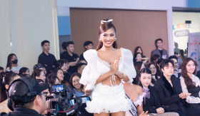 Miss Cosmo Tata và Á hậu Mook phấn khích trước màn hô tên của các thí sinh nhí tại chung kết “Cosmo Kid’s Star'