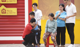 Huỳnh Lập, Tiến Linh trích tiền túi tặng các em nhỏ có hoàn cảnh khó khăn