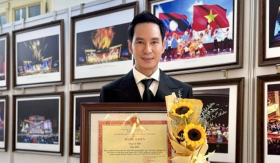 Đạo diễn Lý Hải dự Lễ kỷ niệm 80 năm Ngành Văn hóa, nhận bằng khen của Bộ VHTT&DL
