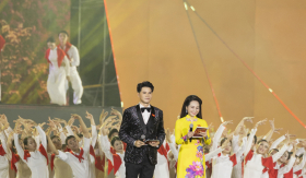 Vũ Mạnh Cường cùng Tùng Dương hát quốc ca trong hậu trường Concert Quốc Gia Đặc Biệt
