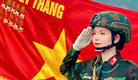 Chân dung nữ khối trưởng xinh đẹp tham gia đội hình diễu binh A80