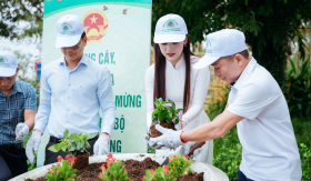 Hoa hậu Trần Thị Mỹ Linh cùng chủ tịch phường Bắc Gia Nghĩa tham gia trồng cây