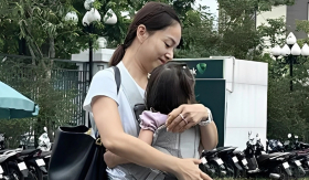 Diễn viên Lan Phương địu con đến phiên tòa xử ly hôn với chồng Tây