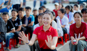 Hoa hậu Kiều Duy vượt 500km đến Điện Biên trao tủ thuốc cho học sinh vùng cao