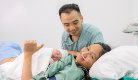 H'Hen Niê chính thức sinh con đầu lòng, công khai luôn giao diện em bé khiến netizen ngỡ ngàng