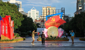 Ngắm đường phố TP.HCM sáng nay: Rực rỡ cờ hoa chào mừng Đại hội đại biểu Đảng bộ