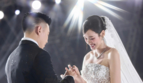Khoảnh khắc hạnh phúc của thiếu gia Sơn Hải, Hoa hậu Đỗ Thị Hà trong tiệc cưới