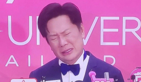 Ông Nawat bật khóc, xin lỗi vì 'drama' liên quan đến Hoa hậu Hoàn vũ 2025