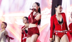 Khán giả muốn “spam” 1000 lần danh xưng “Nữ hoàng trình diễn Việt Nam” sau màn bùng nổ của Tóc Tiên tại WATERBOMB