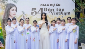 Phúc Anh đấu giá bức tranh “Hoa sen 54 dân tộc Việt Nam” vừa được xác lập kỷ lục!