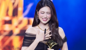 Đoàn Thiên Ân vướng bão thị phi hậu đón tin vui tại lễ trao giải