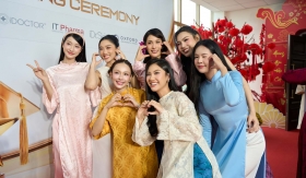 Á hậu Mook Karnruethai Tassabut, Nguyễn Hoàng Phương Linh - Miss Cosmo Việt Nam trao bằng cho các tài năng nhí