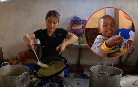 Bà Nhân Vlog trổ tài đổ bánh xèo đãi ekip từ thiện tại Châu Phi, được idol Lôi Con tấm tắc khen ngon