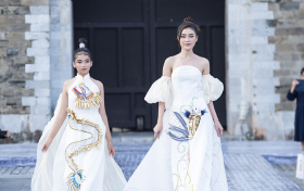 Mẫu nhí 11 tuổi chiều cao vượt trội, tự tin catwalk cùng Hoa hậu Lý Kim Thảo ở Hoàng thành Thăng Long