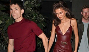 'Người nhện' Tom Holland và Zendaya hoãn đám cưới