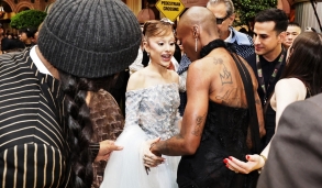 Kẻ quấy rối Ariana Grande trên thảm đỏ bị bỏ tù