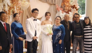 Một ca sĩ Việt bất ngờ lên xe hoa