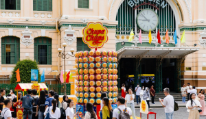 Tháp kẹo khổng lồ Chupa Chups đi khắp muôn nơi, câu chuyện Mãi Vui tiếp nối nhiều thế hệ gia đình Việt