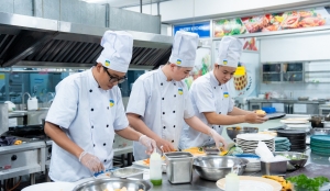 Từ giảng đường đến bàn tiệc: Chuỗi đồ án nhà hàng của sinh viên HUTECH ghi dấu ấn chuyên nghiệp
