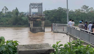 NÓNG: Cầu Phong Châu (Phú Thọ) bị sập khiến nhiều người và phương tiện rơi xuống sông