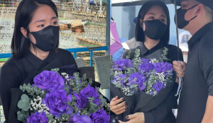 Vợ chồng Lê Phương đến lễ thủy táng cố diễn viên Quý Bình, chi tiết 8 bông hoa tím gây chú ý