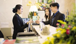 Nhận phòng khách sạn: 3 câu đơn giản giúp bạn nhận ưu đãi bất ngờ từ lễ tân