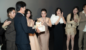 “Bà ngoại Hậu” Việt Hương bật khóc ôm “bà ngoại Khanh” Hồng Đào, bất ngờ được tổ chức sinh nhật vào ngày ra mắt phim