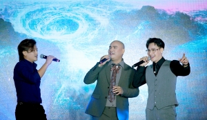 A Tuân đón tuổi mới, ăn mừng 'Lệ ngang trời' vượt 2 tỷ lượt xem