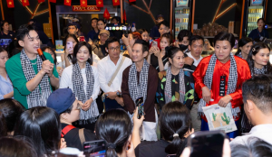 Cinetour “Lật Mặt 8”: Lý Hải và đoàn phim khuấy động rạp miền Tây, khán giả xúc động chia sẻ sau phim