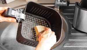 4 sai lầm khi dùng nồi chiên không dầu khiến sức khỏe bị ảnh hưởng nghiêm trọng