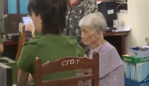Clip cháu trai chở bà 99 tuổi đi làm căn cước công dân gây xúc động mạnh với cả ngàn bình luận