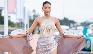 Gặp sự cố ở Vietnam International Sea Fashion Festival, Hoàng Thùy khéo léo xử lý 'out trình'