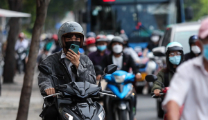 Đeo tai nghe khi lái xe nhưng người bị phạt, người… không sao: CSGT nói lý do