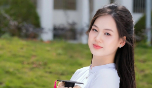 Nữ sinh Phú Thọ thủ khoa khối A với 3 điểm 10 được khen 'tài sắc vẹn toàn’