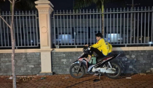 Những 'cuốc nổ' ngày càng ít đi, tài xế công nghệ chuyển sang bán trái cây online