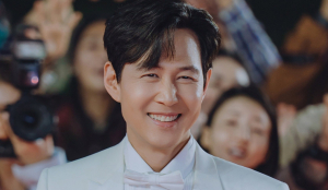 tvN tung ảnh nhá hàng phim mới: Lee Jung Jae 'mắc kẹt' trong hào quang vai diễn cũ