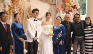 Một ca sĩ Việt bất ngờ lên xe hoa