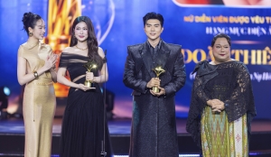 Hoa hậu Thiên Ân vấp té ngay trên sân khấu nhận giải, hành động lịch thiệp của Steven Nguyễn gây chú ý