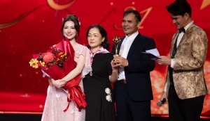 Hòa Minzy lên tiếng trước tranh cãi 'chiếm sóng' vì mời ba mẹ lên sân khấu ăn mừng giải Mai Vàng