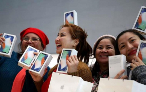iPhone đắt hơn hẳn đối thủ, vì sao người dùng vẫn quyết mua?